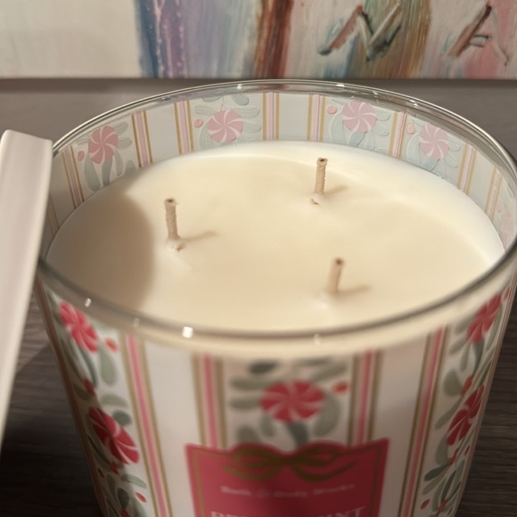 Peppermint Bark Candle Bath and Body Works - Picture 2 of 3